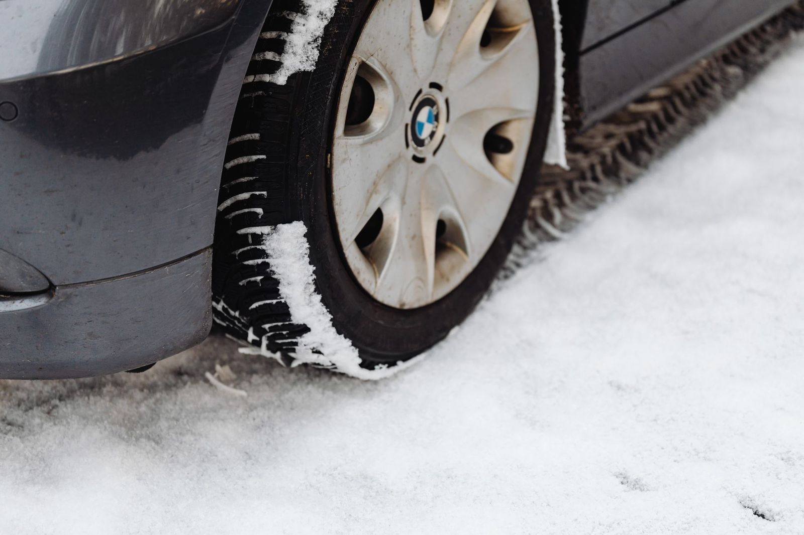 Gros plan sur la bande de roulement d'un pneu d'hiver